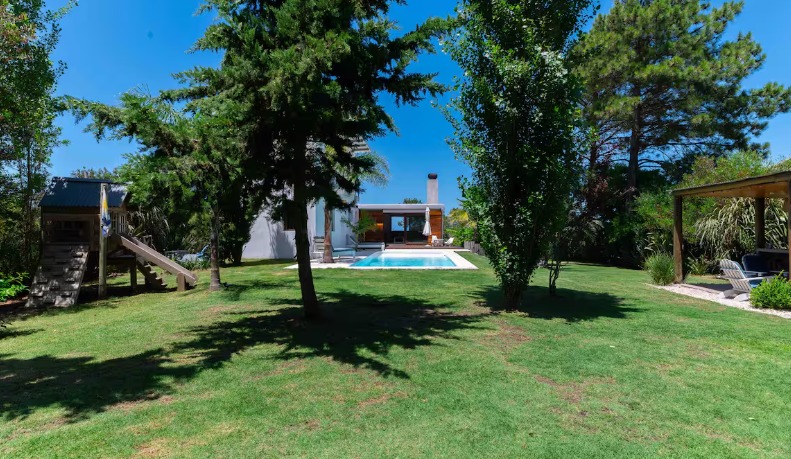 Linda casa de estilo colonial en altos de La Barra